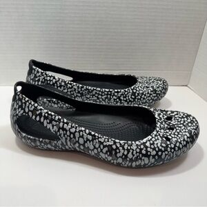 Crocs Women's Kadee Graphic Ballet Flats black & white speckled pattern, Size 10